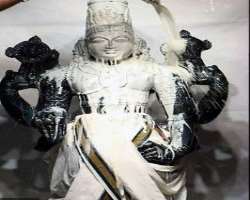 Can you believe the fact that the deity also sweat? Amazed! Yes its true that the temperature of the deity remains 110 degrees Fahrenheit however the 